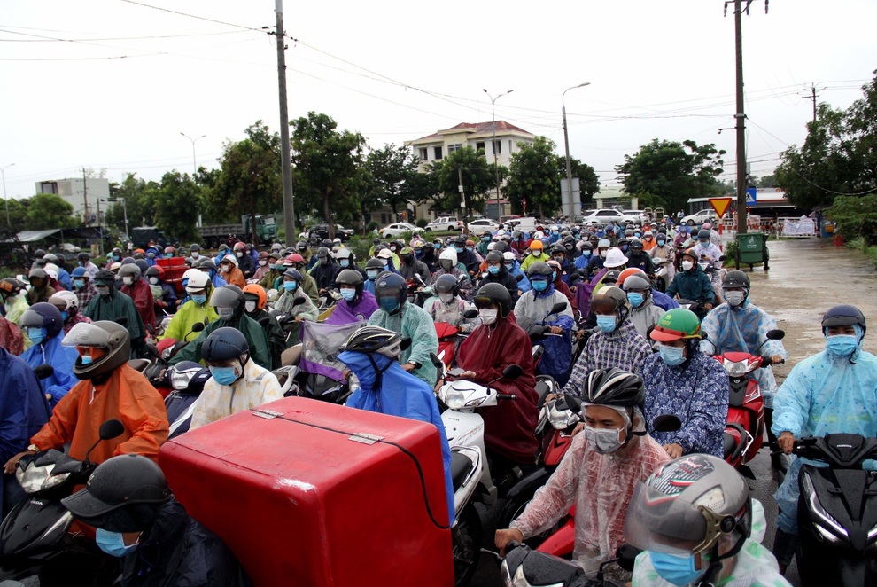 Thoát giấy xét nghiệm, dòng người vẫn đội mưa chờ nhích vào Đà Nẵng - 1 Thoát giấy xét nghiệm, dòng người vẫn đội mưa chờ nhích vào Đà Nẵng - 1