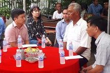 Trao quà gia đình 4 công nhân bị tai nạn tại Trà Vinh