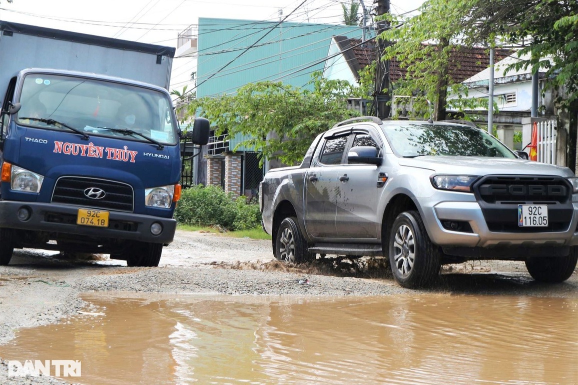 Bất an khi đi qua đoạn đường 2,5 km chi chít ổ voi, ổ gà - 7 Bất an khi đi qua đoạn đường 2,5 km chi chít ổ voi, ổ gà - 7