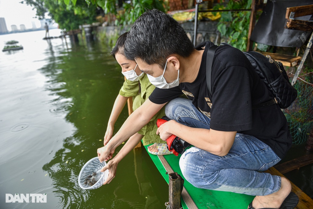 Mưa lớn kéo dài, Phủ Tây Hồ Hà Nội vắng vẻ trong ngày rằm tháng 7 - 11 Mưa lớn kéo dài, Phủ Tây Hồ Hà Nội vắng vẻ trong ngày rằm tháng 7 - 11