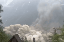 Khoảnh khắc sông băng bất ngờ đổ sụp, chôn vùi ngôi làng trong tích tắc