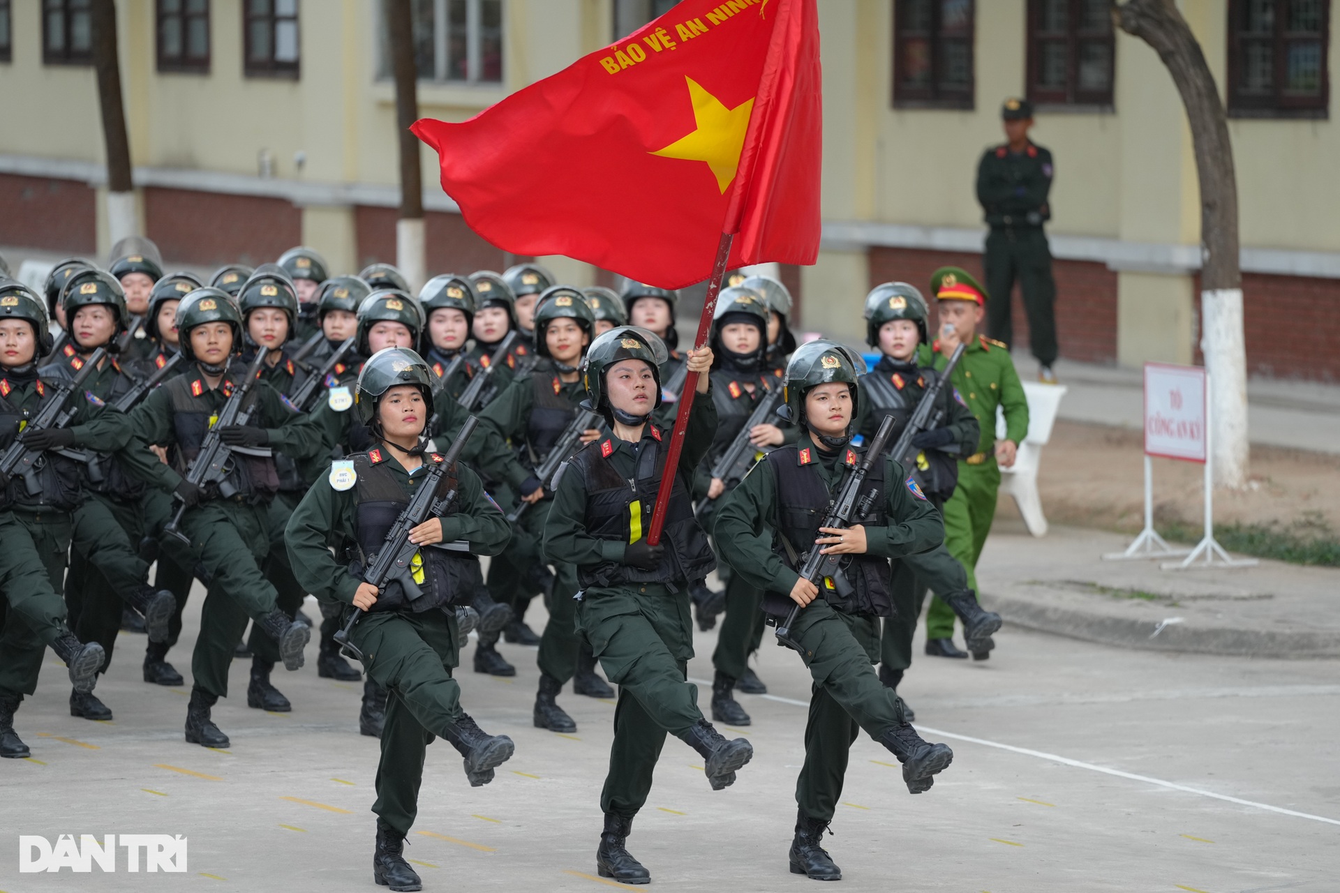 Bên trong thao trường huấn luyện diễu binh, diễu hành cho đại lễ 30/4 - 1 Bên trong thao trường huấn luyện diễu binh, diễu hành cho đại lễ 30/4 - 1
