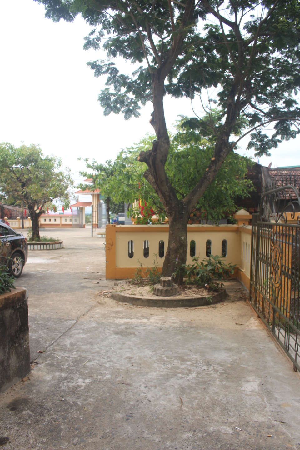 Vụ người dân phải trèo cổng ủy ban xã để vào nhà: Xã thừa nhận sai sót! - 2 Vụ người dân phải trèo cổng ủy ban xã để vào nhà: Xã thừa nhận sai sót! - 2