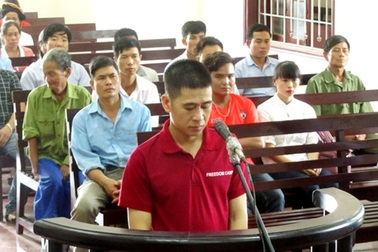 Cán bộ xã lừa “chạy” việc, chiếm đoạt hàng trăm triệu đồng