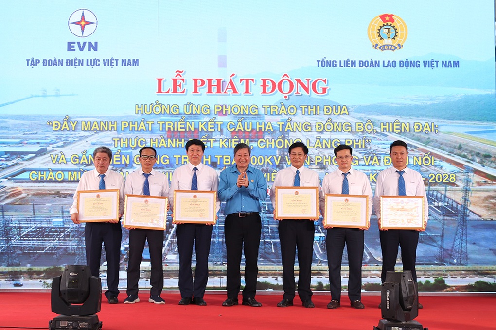 Gắn biển công trình Trạm biến áp 500kV Vân Phong và đấu nối - 6 Gắn biển công trình Trạm biến áp 500kV Vân Phong và đấu nối - 6