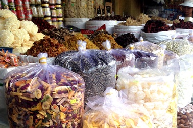 Phát hiện hai cơ sở sản xuất mứt Tết nghi dùng chất tẩy trắng công nghiệp