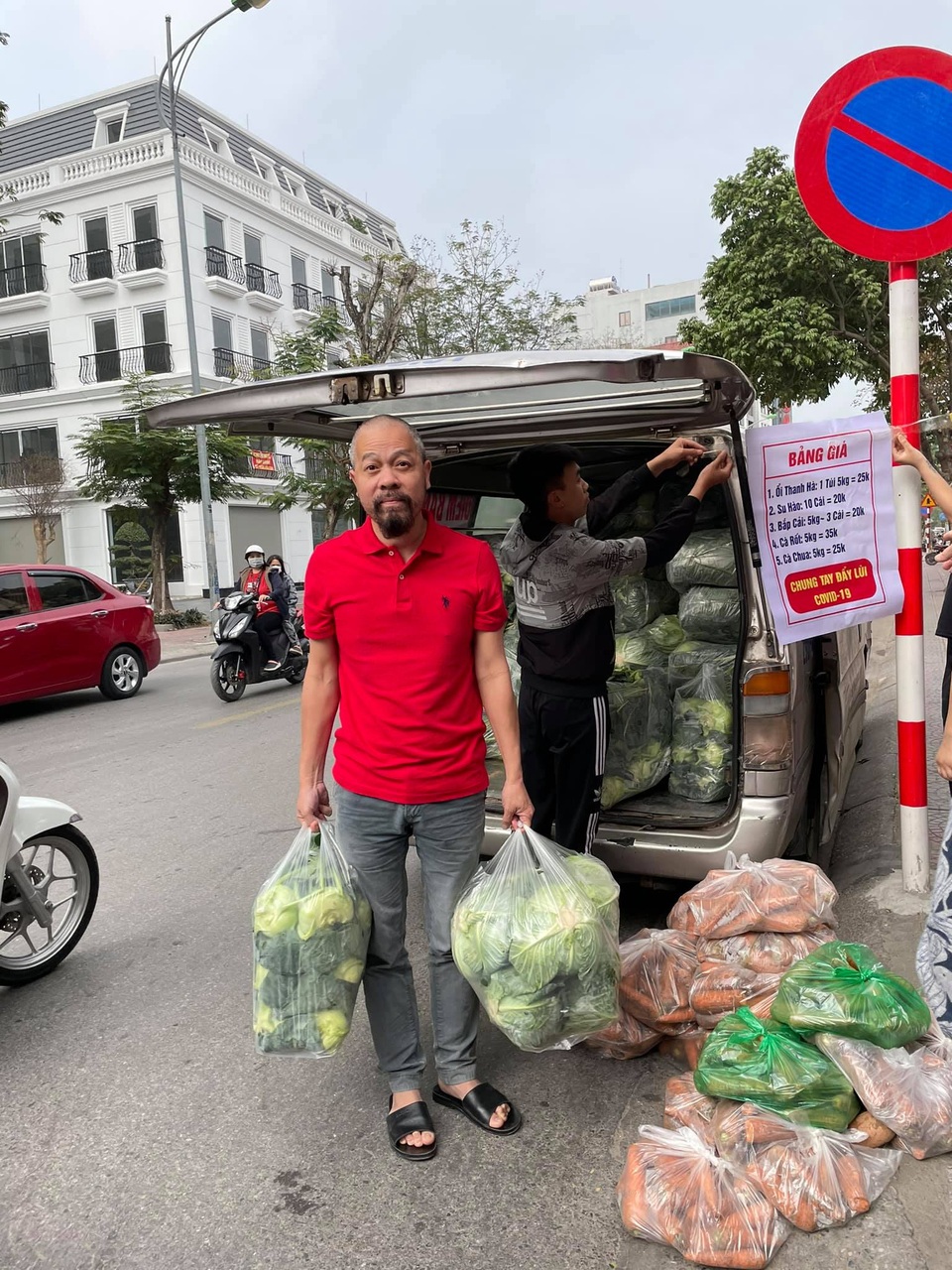 Nghệ sĩ giải cứu nông sản, xót xa thay cho bà con nông dân ở Hải Dương - 3 Nghệ sĩ giải cứu nông sản, xót xa thay cho bà con nông dân ở Hải Dương - 3