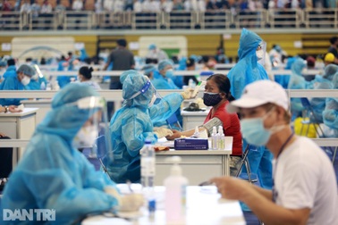 Tuần qua: TPHCM là điểm nóng nhất nước về Covid-19, "nước rút" tiêm vắc xin