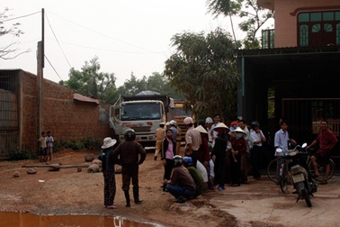 Doanh nghiệp chở đất chấp nhận “chiều lòng” dân