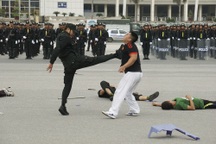 Màn biểu diễn võ thuật, bắn súng của Cảnh sát cơ động Hà Nội