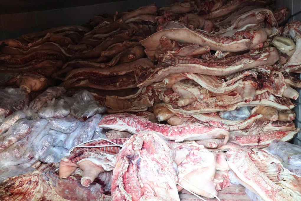 Trữ đông 38 tấn thịt lợn chết, nhiễm dịch tả châu Phi chờ bán ra thị trường - 2 Trữ đông 38 tấn thịt lợn chết, nhiễm dịch tả châu Phi chờ bán ra thị trường - 2