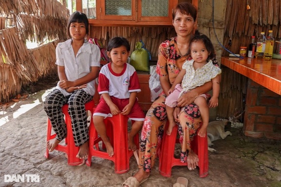 Chồng phụ hồ, vợ bán rau nuôi 6 đứa con nheo nhóc trong căn nhà tả tơi