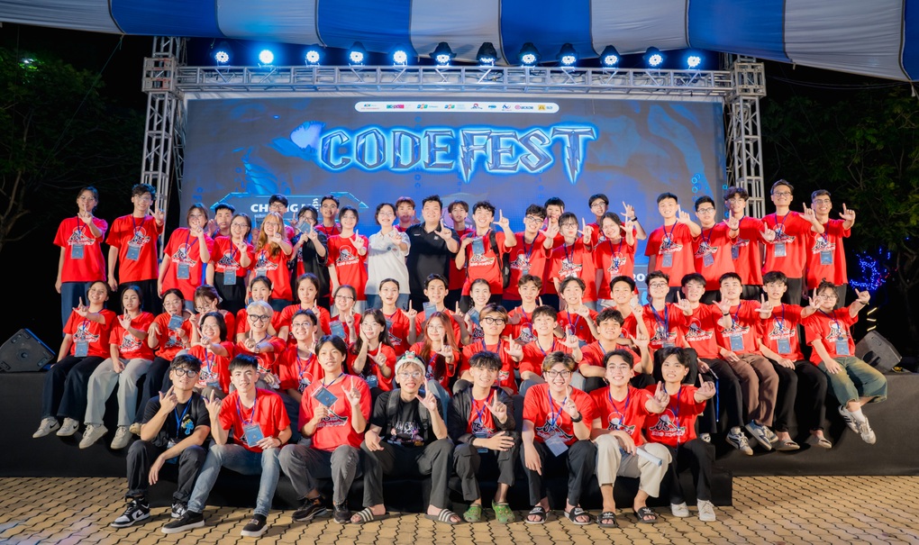 Gần 200 sinh viên tranh tài lập trình tại cuộc thi CodeFest 2025 - 3 Gần 200 sinh viên tranh tài lập trình tại cuộc thi CodeFest 2025 - 3