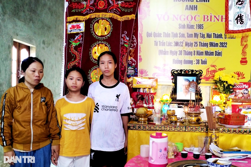 Chồng mất khi vừa sinh được ba ngày, vợ trẻ khóc nghẹn ôm 4 con cầu cứu - 2 Chồng mất khi vừa sinh được ba ngày, vợ trẻ khóc nghẹn ôm 4 con cầu cứu - 2