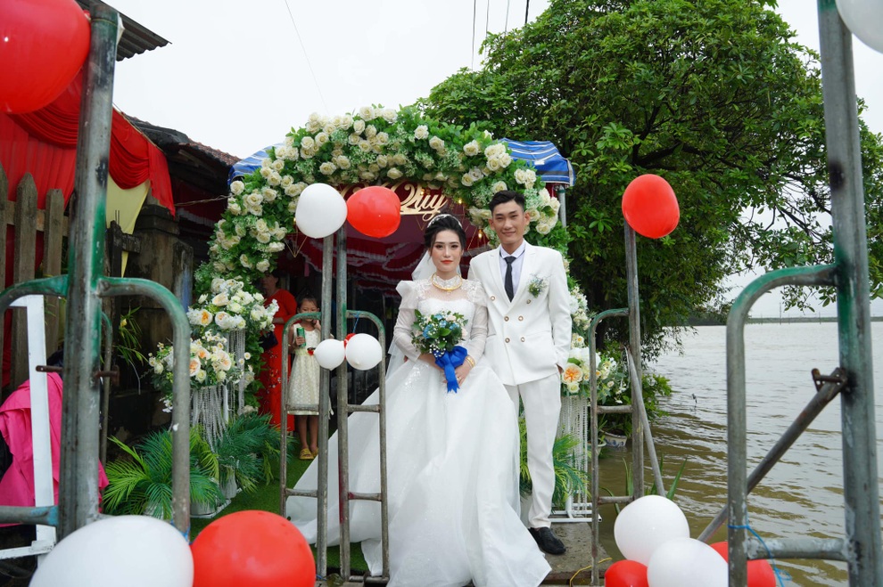 Đám cưới mùa lũ: Chú rể Phú Yên xuyên đêm dựng giàn giáo vào nhà ...