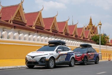 Hành trình "phượt" 6 nước bằng ô tô điện VinFast và những chuyện chưa kể