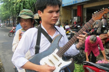 Chàng sinh viên khiếm thị bán vé số nuôi ước mơ 