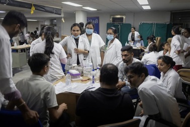 Vụ rơi máy bay ở Ấn Độ: Bắt đầu trao trả thi thể nạn nhân