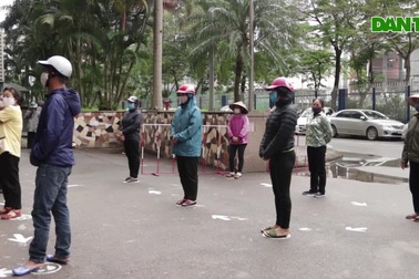 Hà Nội: Người nghèo xếp hàng đi siêu thị 0 đồng giữa đại dịch