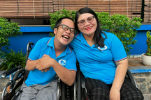 Ngán cảnh chống nạng đi làm, người phụ nữ liều lập công ty, làm giám đốc