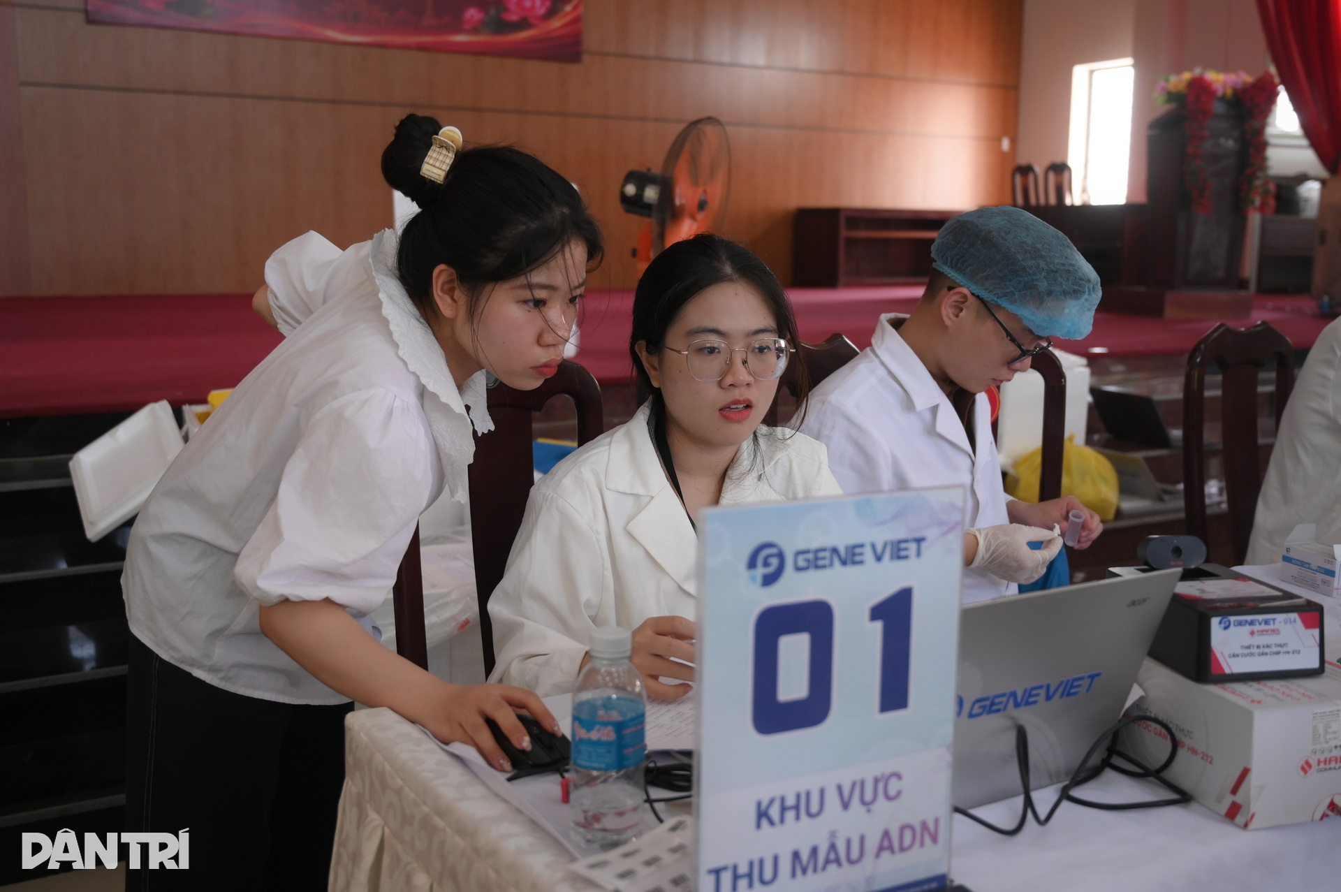 Thân nhân liệt sĩ xếp hàng lấy mẫu ADN, mong tìm lại người thân ở Tây Ninh - 9 Thân nhân liệt sĩ xếp hàng lấy mẫu ADN, mong tìm lại người thân ở Tây Ninh - 9