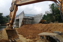 Hối hả “thuần phục” cây cầu “quái dị” tại Hoà Bình!