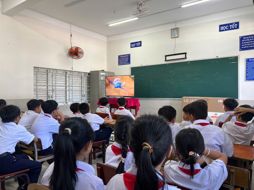 Hành trình FPT kết nối tri thức số đến lớp học vùng xa - 4