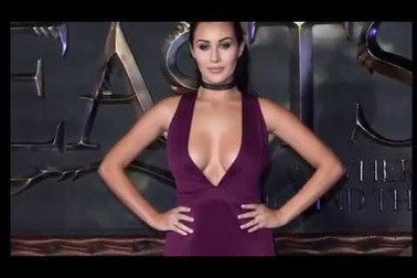 Chloe Goodman diện váy gợi cảm