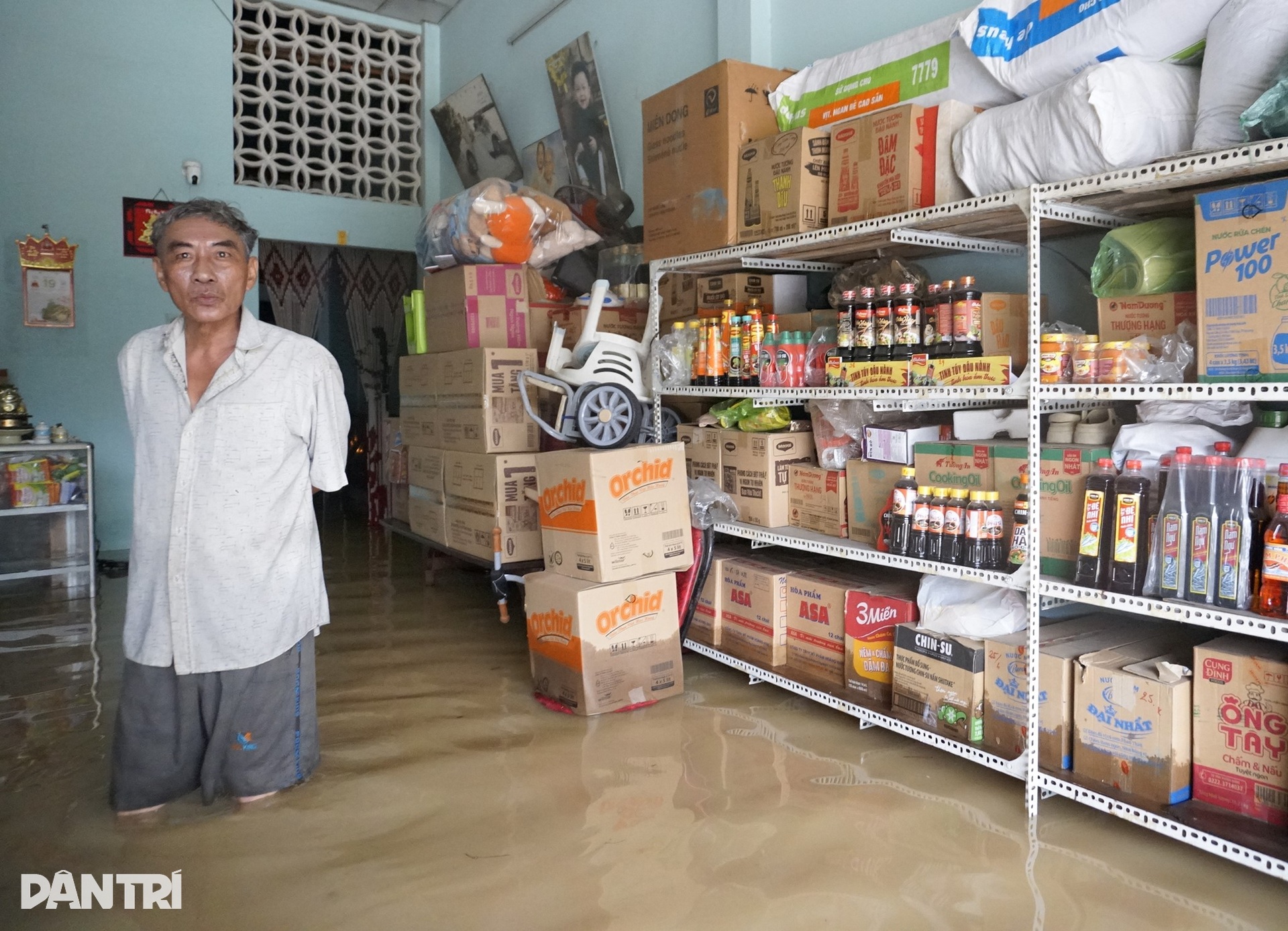 Người dân Gia Lai vật lộn giữa lũ lịch sử, đưa bò đến trụ sở xã trú - 3 Người dân Gia Lai vật lộn giữa lũ lịch sử, đưa bò đến trụ sở xã trú - 3