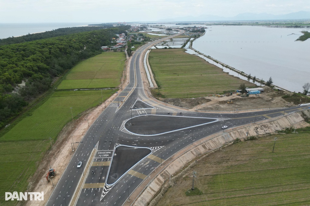 Cầu vượt cửa biển dài nhất miền Trung chuẩn bị về đích - 2 Cầu vượt cửa biển dài nhất miền Trung chuẩn bị về đích - 2