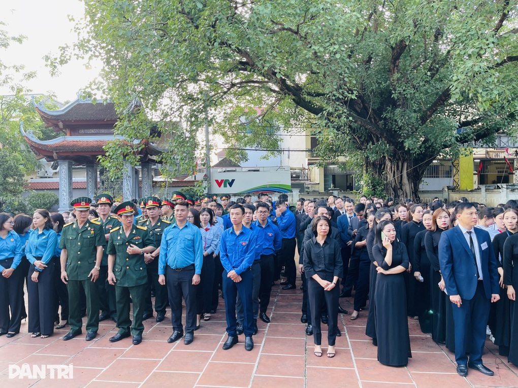 Bạn cũ nghẹn ngào đọc thơ viếng Tổng Bí thư Nguyễn Phú Trọng - 3 Bạn cũ nghẹn ngào đọc thơ viếng Tổng Bí thư Nguyễn Phú Trọng - 3