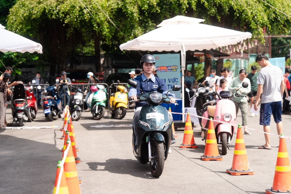 Sự kiện “Đổi xăng lấy điện” tại TPHCM thu hút sự quan tâm của người dân - 4 Sự kiện “Đổi xăng lấy điện” tại TPHCM thu hút sự quan tâm của người dân - 4