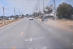 Tài xế đột quỵ, ô tô lật nhào trên đường ở TPHCM