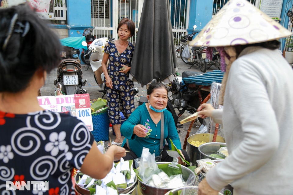 Gánh xôi sầu riêng nổi tiếng ở Sài Gòn buồn vì dịch Covid-19 - 8 Gánh xôi sầu riêng nổi tiếng ở Sài Gòn buồn vì dịch Covid-19 - 8