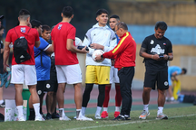 HLV Park Hang Seo có hành động bất ngờ với cầu thủ Philippines