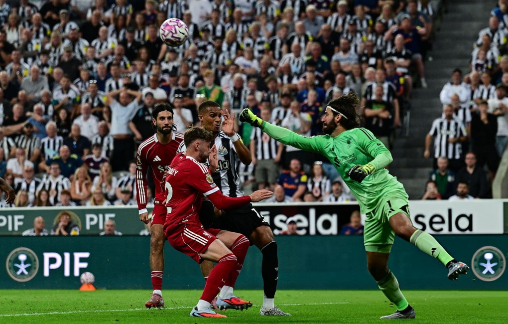 Liverpool hạ 10 người của Newcastle bằng bàn thắng ở phút bù giờ - 2 Liverpool hạ 10 người của Newcastle bằng bàn thắng ở phút bù giờ - 2