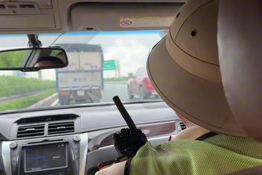 CSGT gọi loa nhắc nhở xe tải không đi vào làn 120km/h trên cao tốc