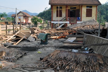 Mưa, lốc xoáy tiếp tục tàn phá xứ Nghệ  