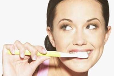 Đừng súc miệng ngay sau khi chải răng!