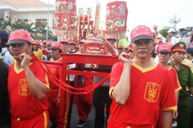 Chen chân đi Lễ hội chùa Bà, cầu xin phước lộc