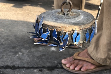 Hãi hùng nhìn mớ đinh gom được của đinh tặc trên quốc lộ