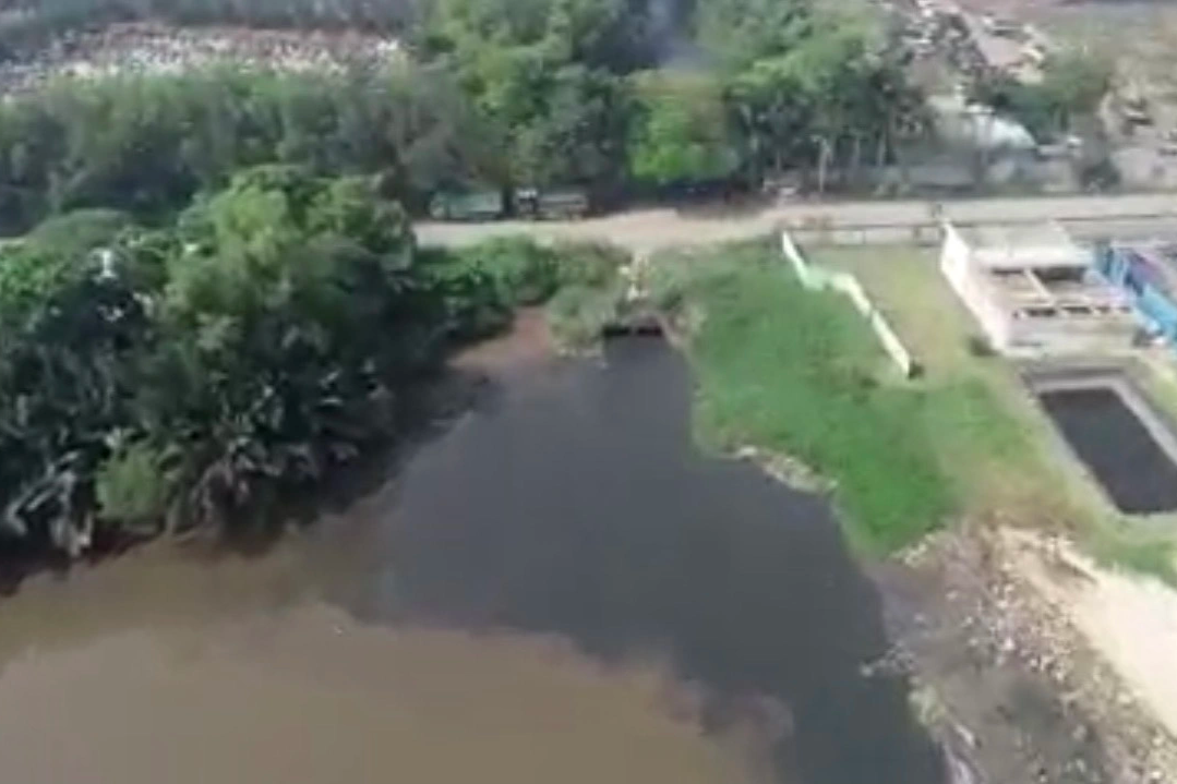 Theo người dân địa phương, một công ty ở Khu liên hợp Xử lý chất thải Đa Phước xả nước thải ra môi trường (Ảnh: NDCC). Theo người dân địa phương, một công ty ở Khu liên hợp Xử lý chất thải Đa Phước xả nước thải ra môi trường (Ảnh: NDCC).