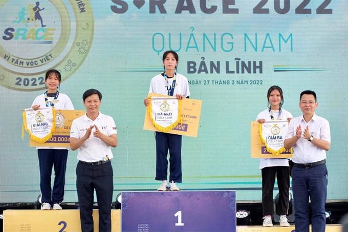 Ông Nguyễn Thanh Đề, Vụ trưởng Vụ Giáo dục Thể chất, Trưởng Ban Tổ chức trao giải cho các học sinh nữ bậc THCS cự li 1,5 km.