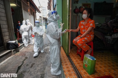 Đi từng ngõ, gõ từng nhà điều trị cho F0 ở Sài Gòn
