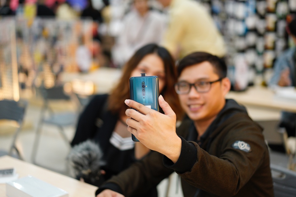 Hàng trăm người xếp hàng mua 1 tặng 1 OPPO Reno2 F tại Thế Giới Di Động - 4 Hàng trăm người xếp hàng mua 1 tặng 1 OPPO Reno2 F tại Thế Giới Di Động - 4