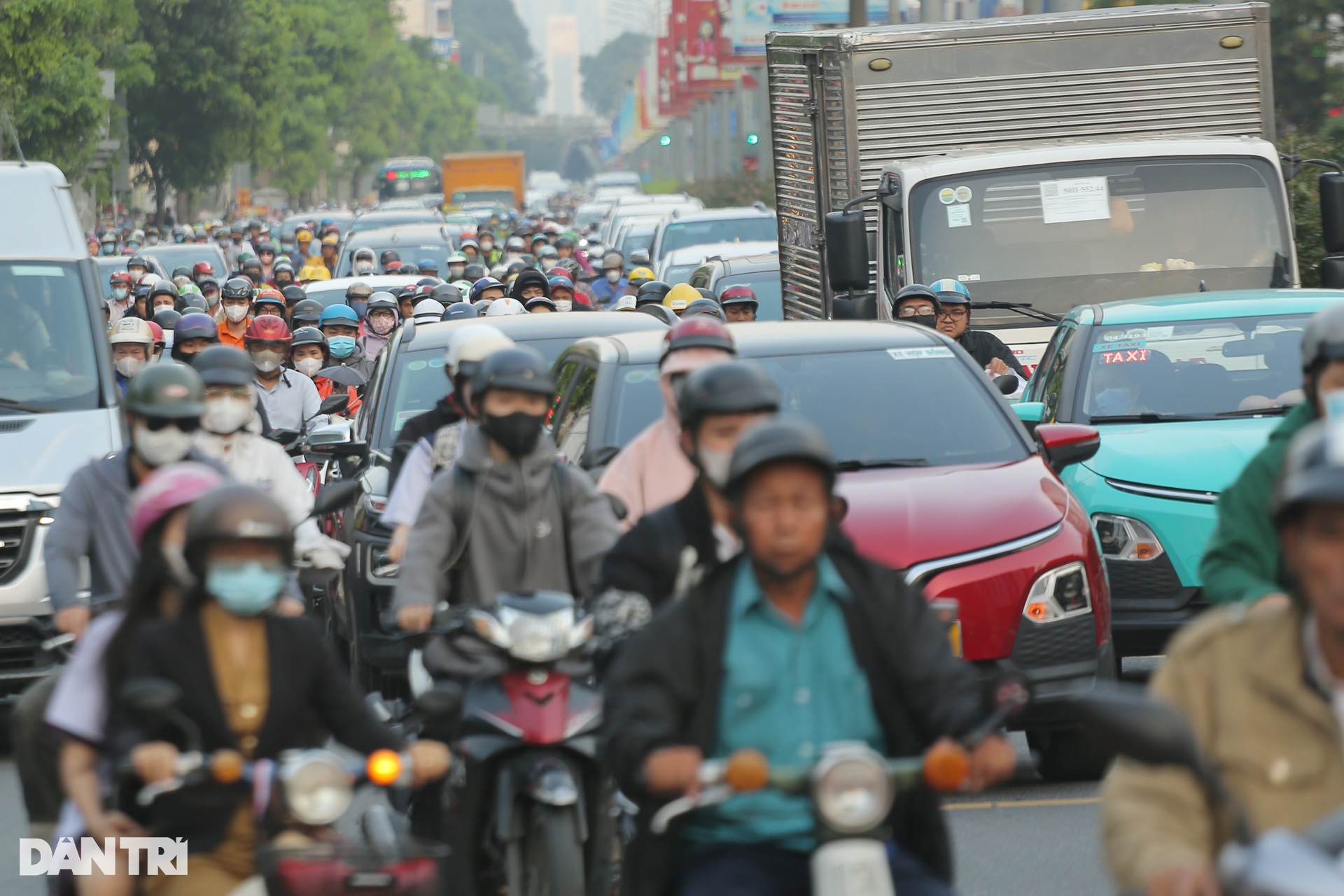 View - Hàng nghìn phương tiện kẹt cứng ở cửa ngõ sân bay Tân Sơn Nhất | Báo Dân trí