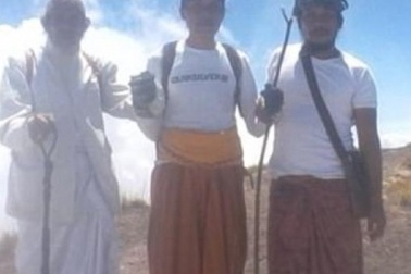 10 vạn dân chạy xa khỏi núi lửa, linh mục trèo lên “xin đừng phun”