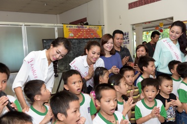 Tân hoa hậu hoàn vũ hoạt động từ thiện tại Khánh Hòa