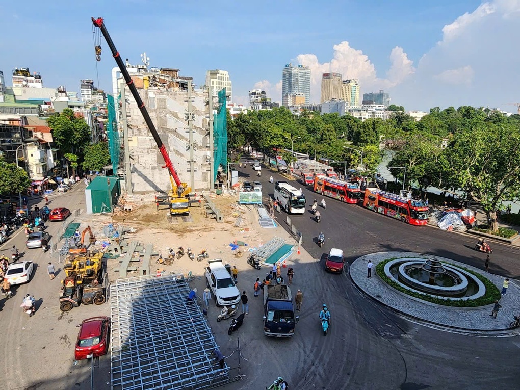 Lộ hình hài quảng trường Đông Kinh Nghĩa Thục sau phá bỏ tòa Hàm cá mập - 1 Lộ hình hài quảng trường Đông Kinh Nghĩa Thục sau phá bỏ tòa Hàm cá mập - 1