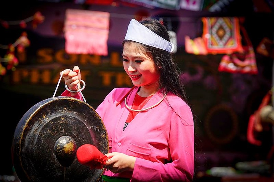 Vẻ đẹp độc đáo khăn mũ của phụ nữ vùng cao Tây Bắc - 7 Vẻ đẹp độc đáo khăn mũ của phụ nữ vùng cao Tây Bắc - 7
